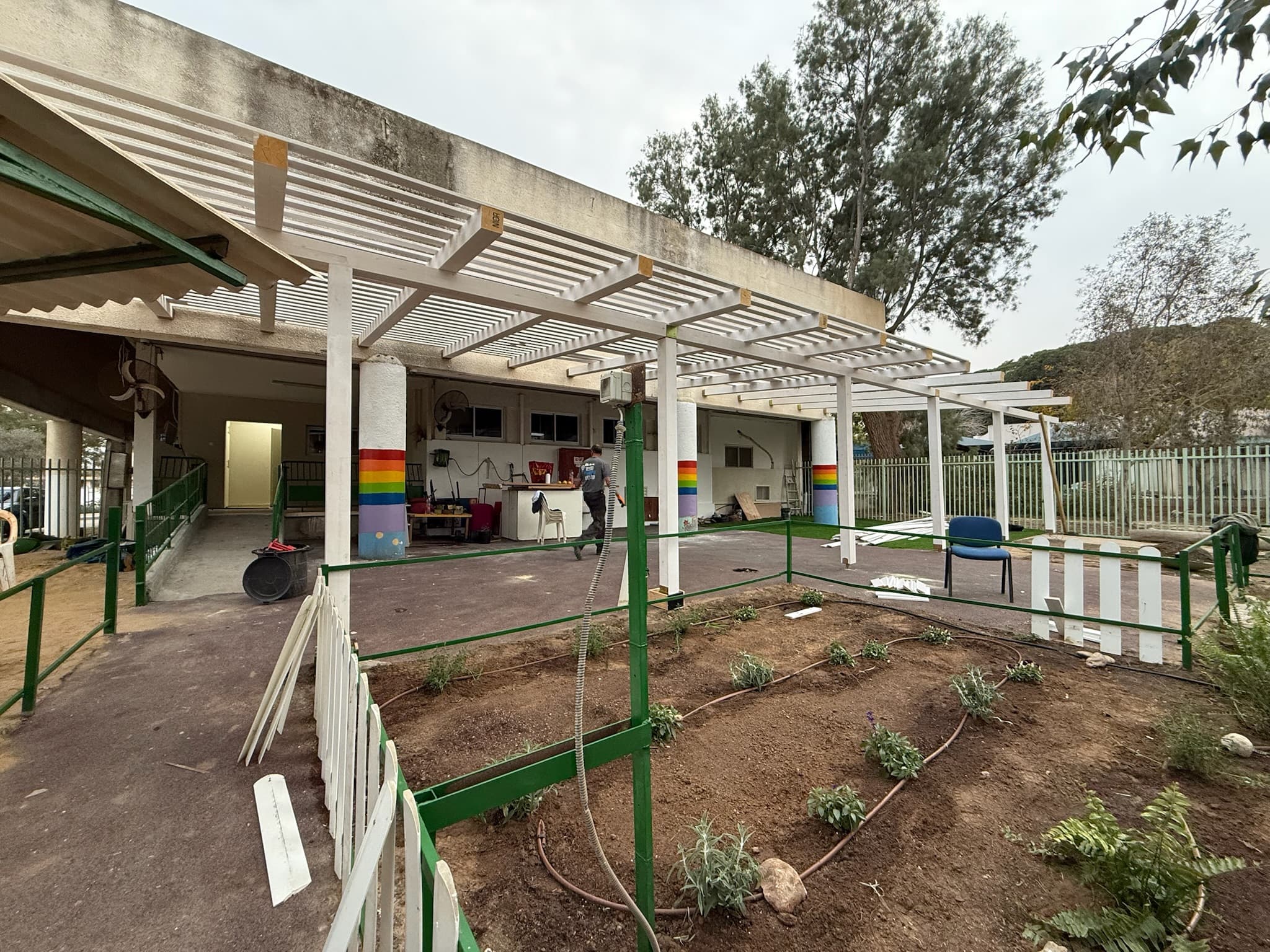 The reconstructed kindergarten shade structure and garden